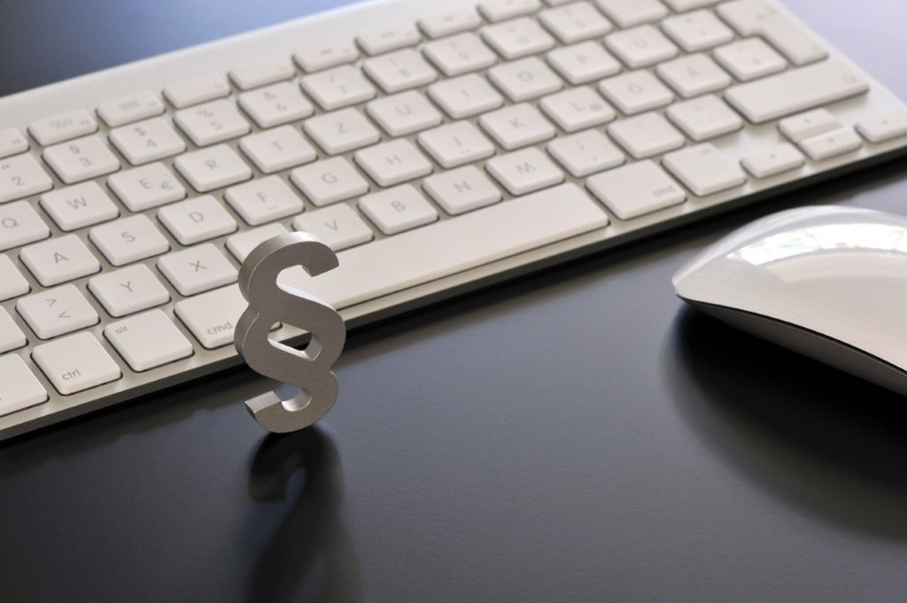 Paragraphenzeichen steht vor Tastatur