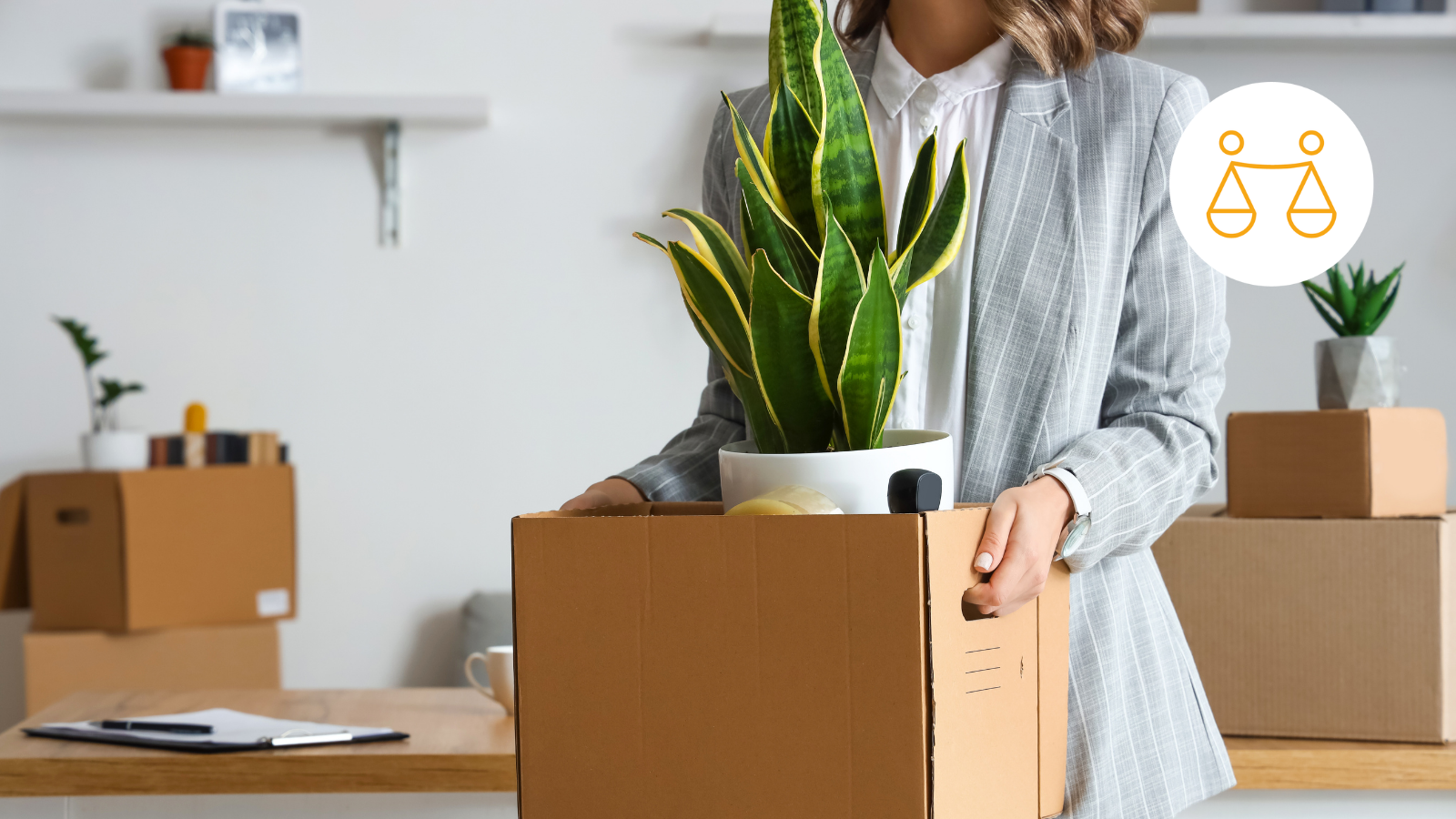 Illustration d'une personne qui quitte une pièce avec une carte, une plante et du matériel de bureau pour symboliser un licenciement