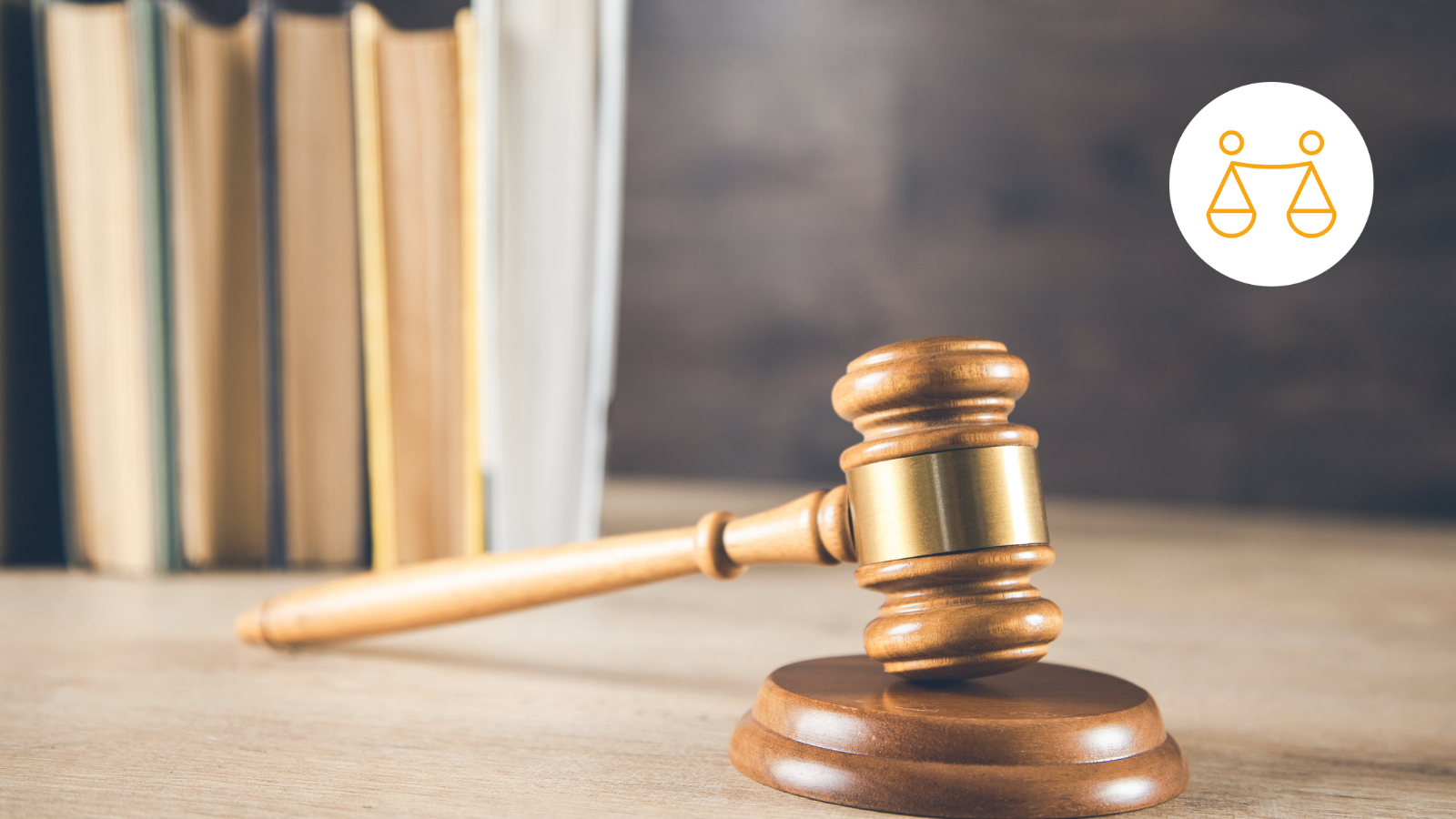 Un marteau posé sur une table qui entérine une décision de justice