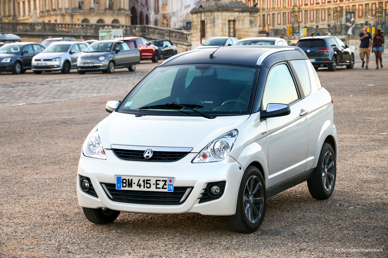 Une voiture sans permis garée