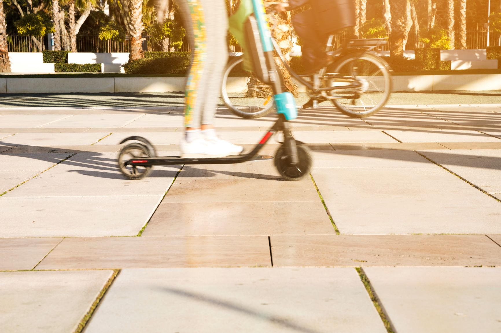 Une personne circule en ville sur une trottinette électrique