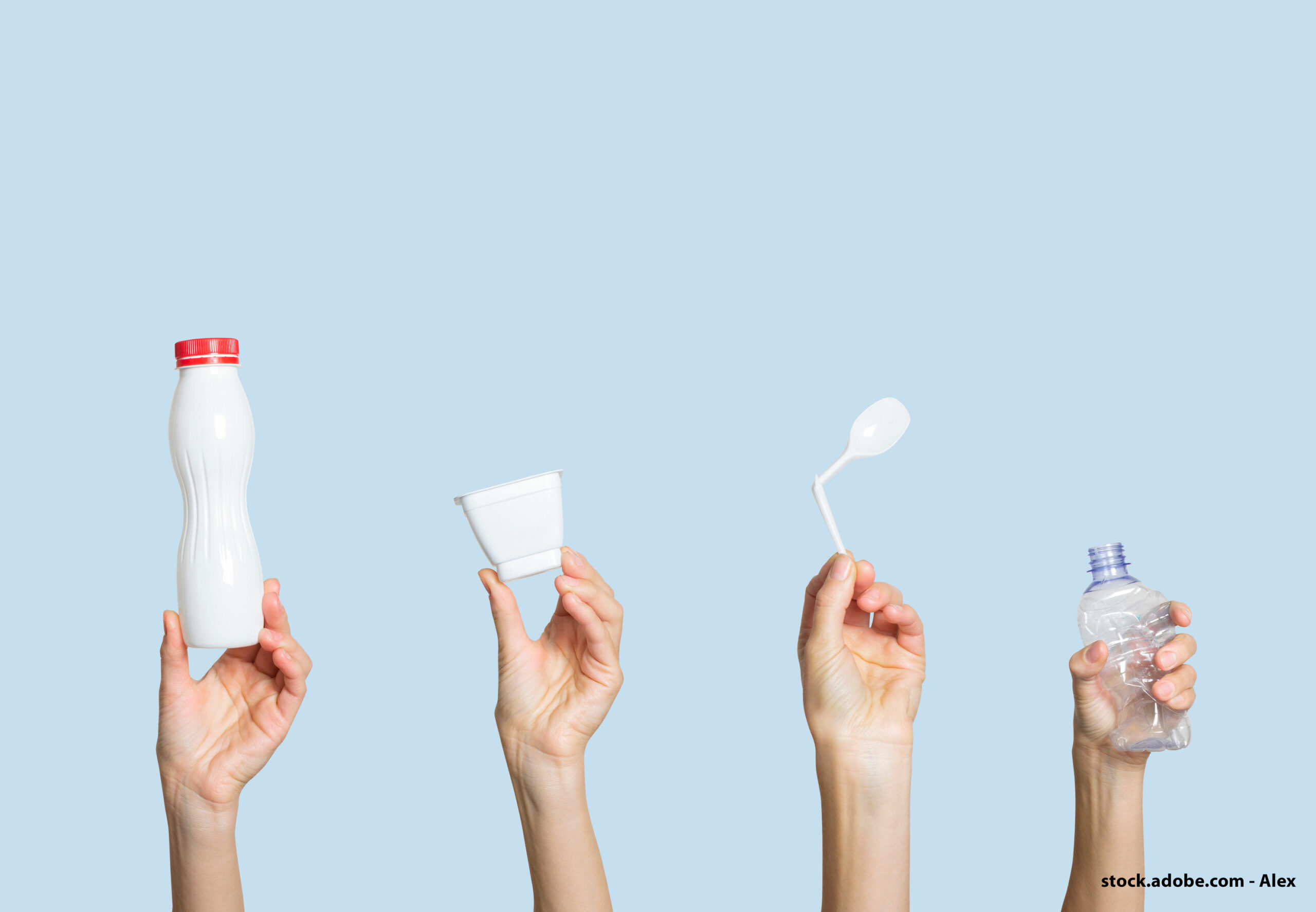 Quatre mains tiennent une bouteille, un pot de yaourt, une cuillère et une bouteille d'eau. Tous ces objets sont en plastique