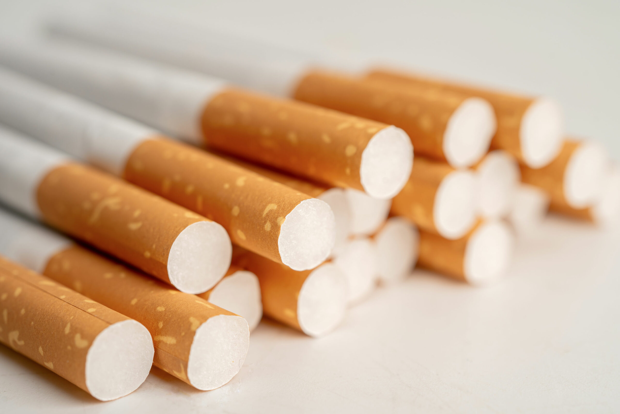 Une pile de cigarettes avec filtre hors d'un paquet pour illustrer la limite d'importation de tabac depuis un autre pays de l'Union européenne.