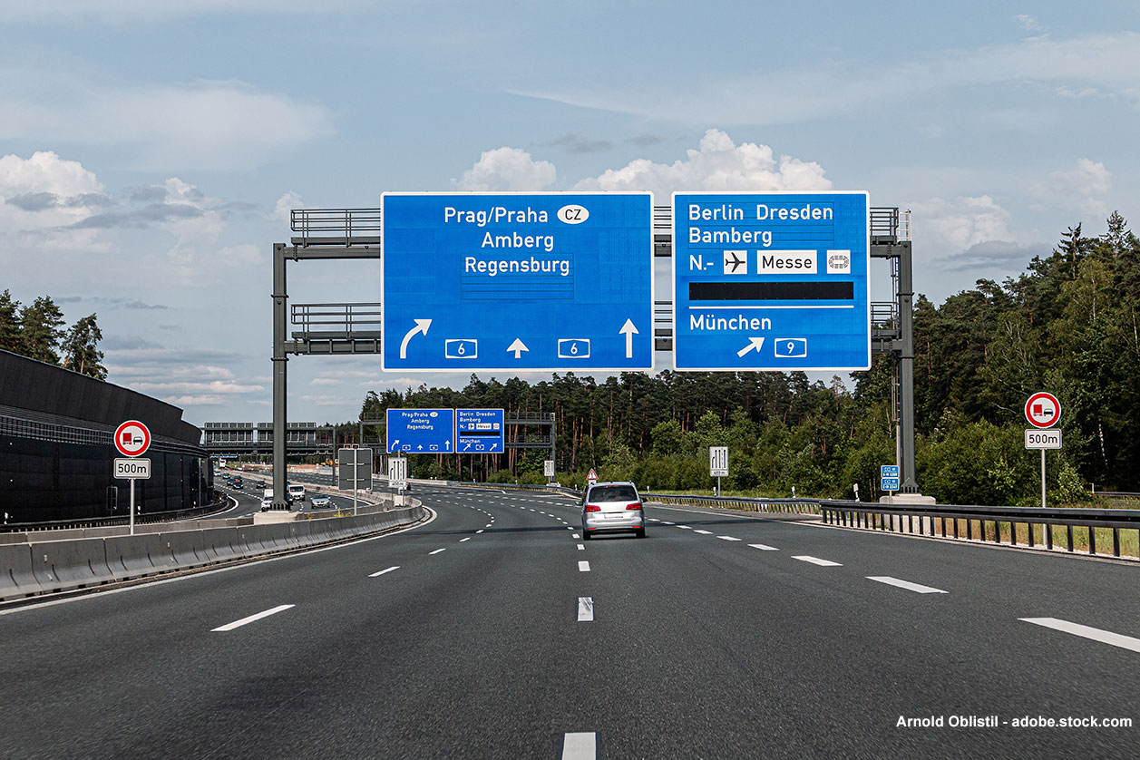 Vue depuis une voiture d'une autoroute en Allemagne avec des panneaux de signalisation pour indiquer les destinations