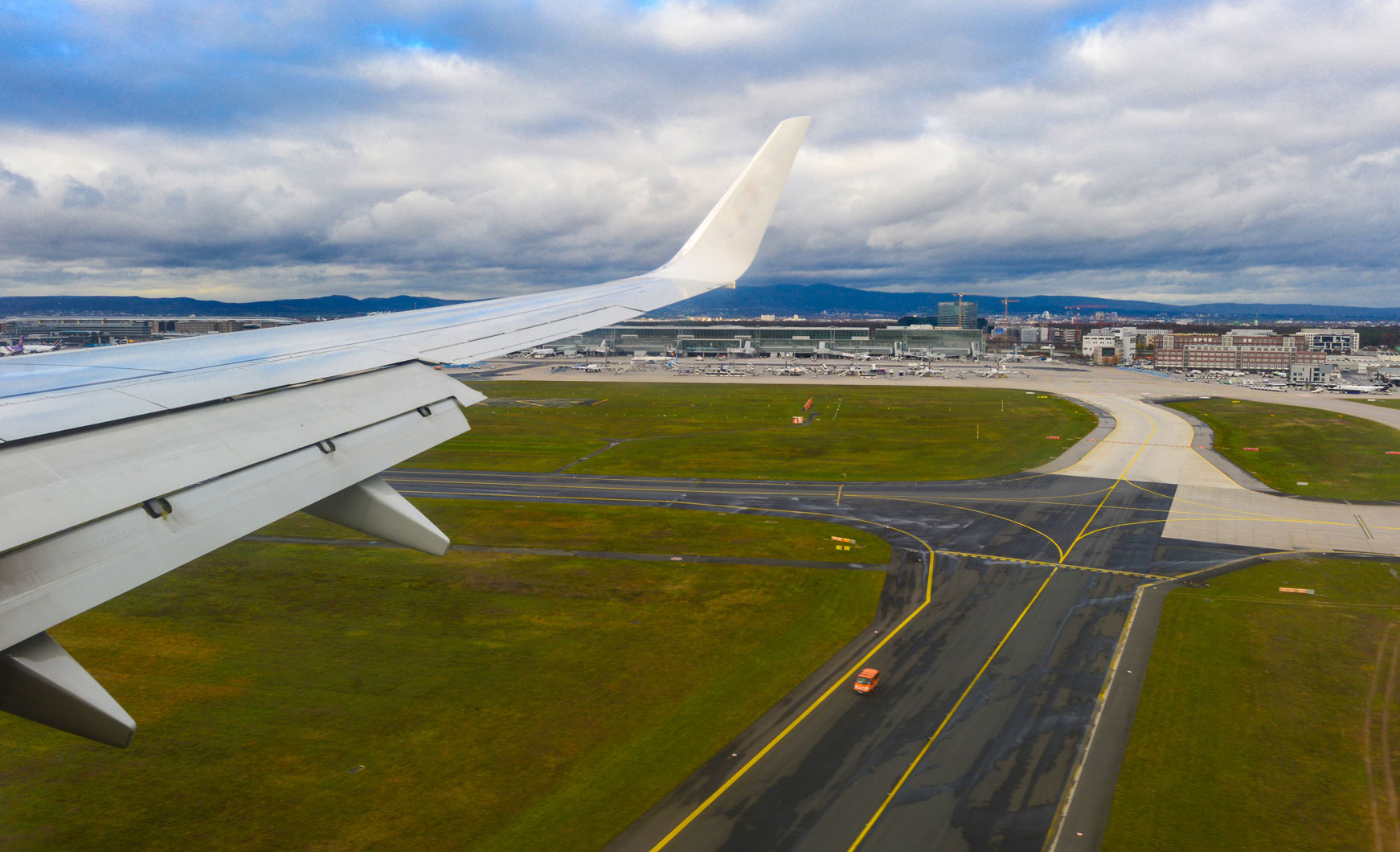 Vue d'une piste de décollage de l'aéroport de Francfort depuis le hublot d'un avion