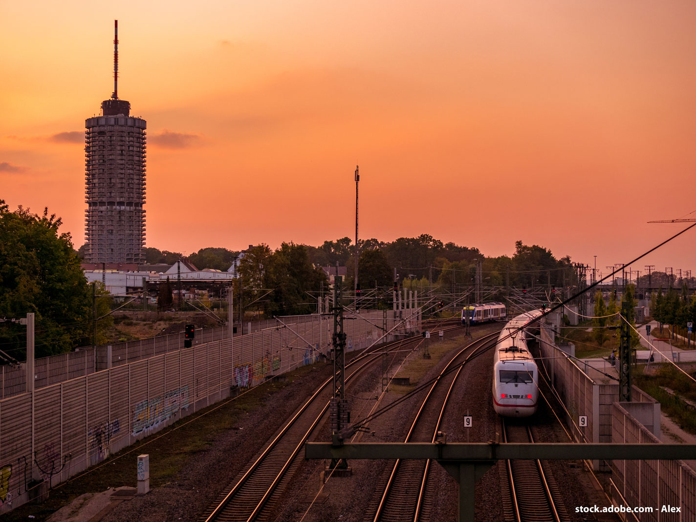 Vue d'une voie de chemin de fer à Augsburg en Allemagne avec un ICE et un RB en marche
