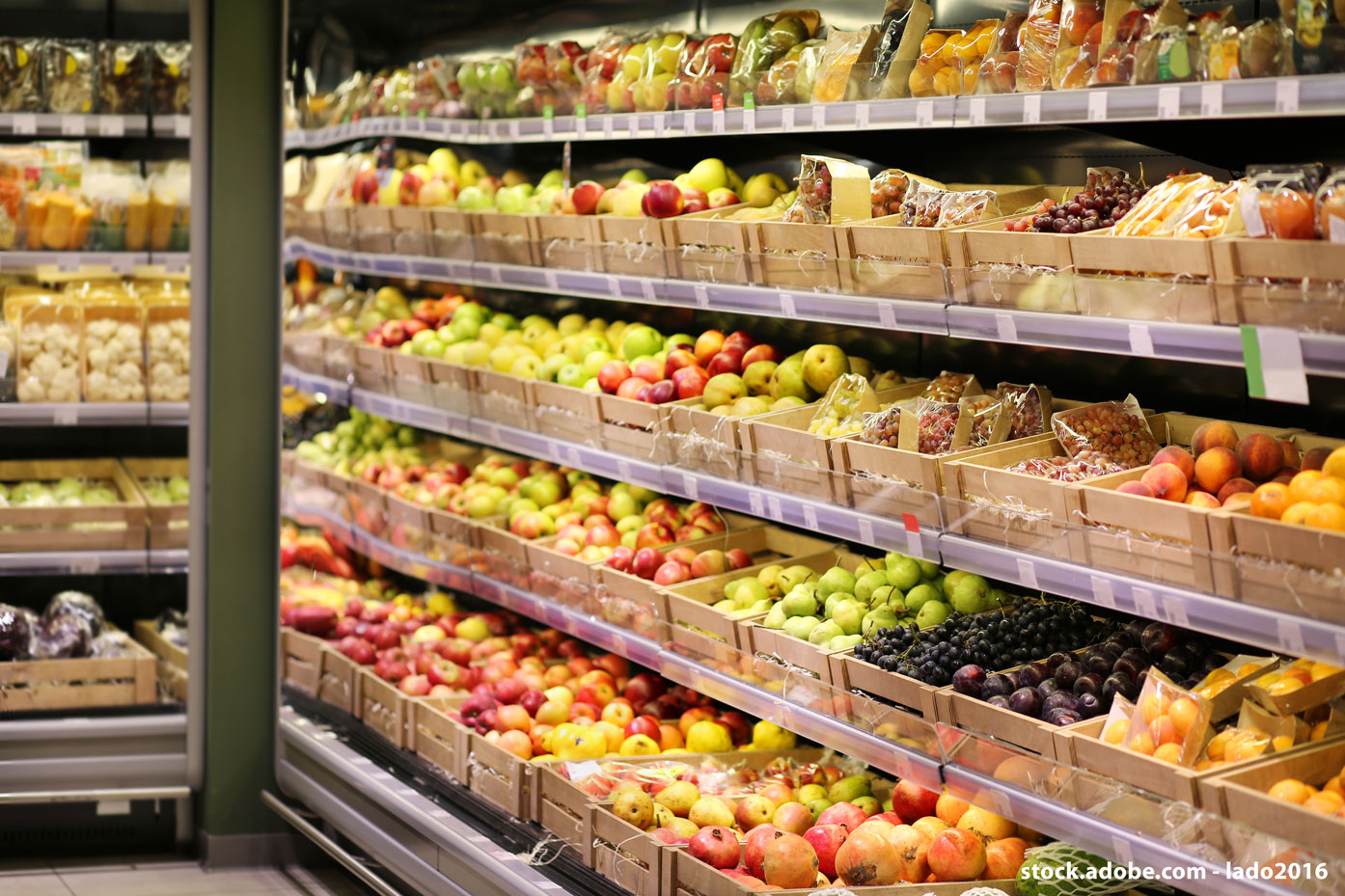 Blick auf Regale im Supermarkt mit frischem Obst und Gemüse
