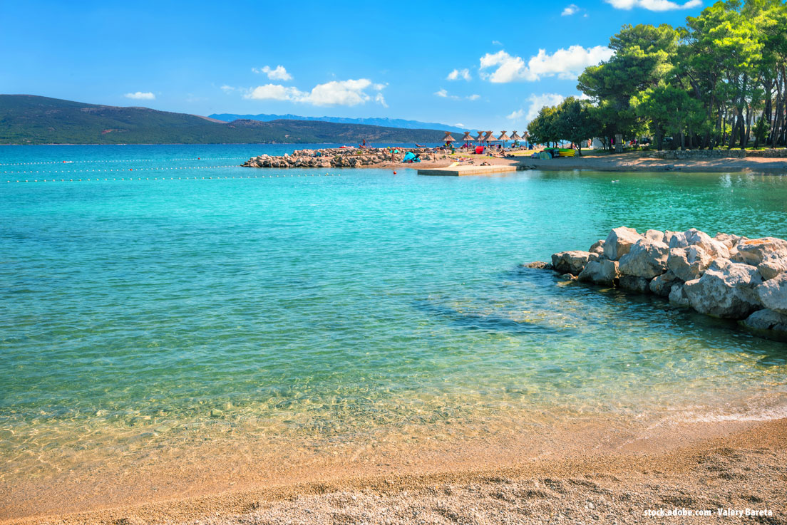 Photo de vacances depuis une plage de sable avec la vue sur une mer turquoise