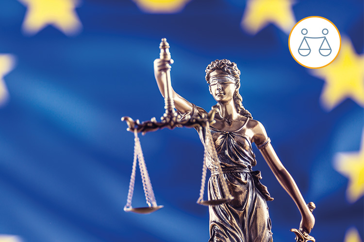 Une statue qui représente la justice avec une drapeau européen en fond