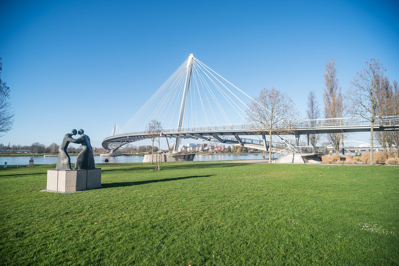 Photo de la passerelle piéton qui permet de franchir le Rhin et de passer de la France à l'Allemagne