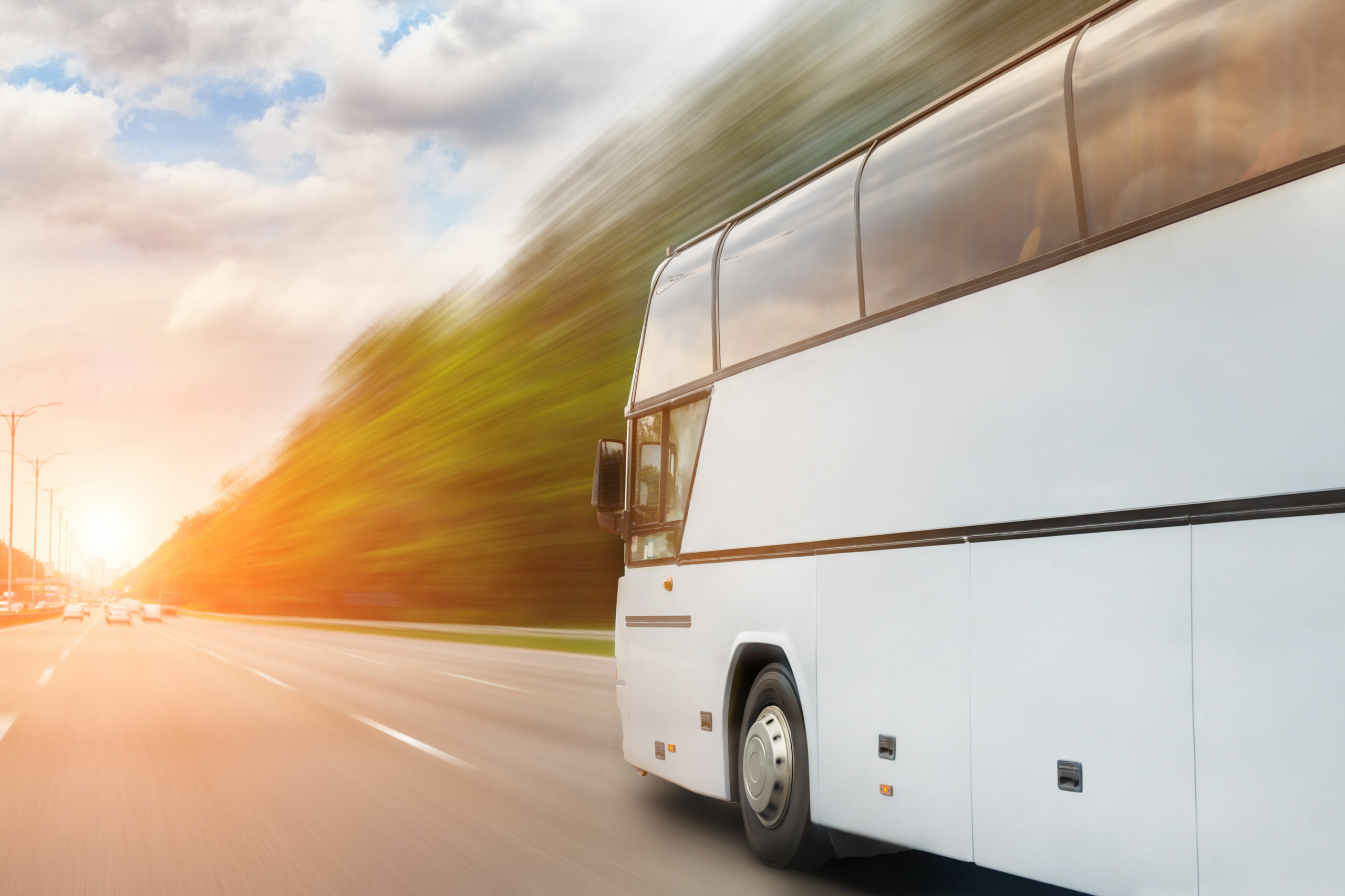 Un bus longue distance blanc transporte des passagers en Europe