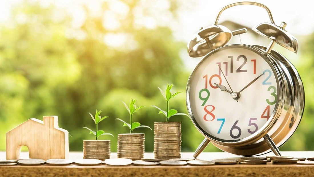 une maison en bois, des pièces et un réveil en exterieur