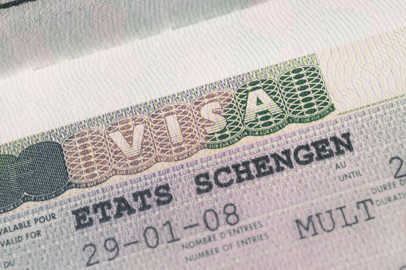 Gros plan sur un visa pour l'espace Schengen