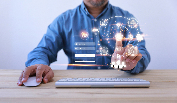 Un homme touche un écran digital