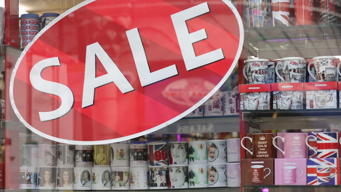 Vitrine de magasin qui vend des tasses, il y a sur la vitre un grand sticker avec écrit 