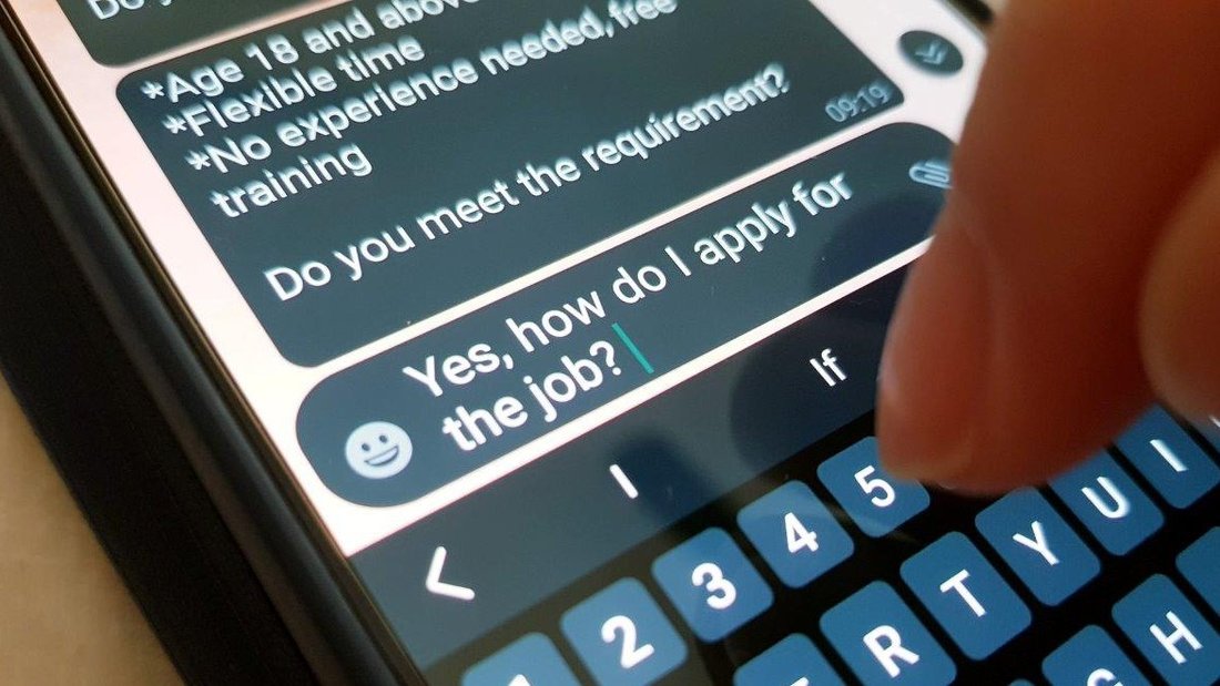 A person enters their details into a chat on a job portal via smartphone.