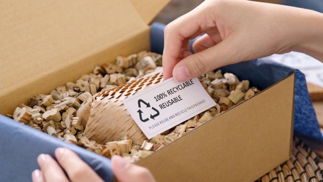 Ein geöffnetes Paket aus recycelbaren Materialien.