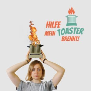 Die Podcasterin hält einen brennenden Toaster hoch.