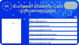 Der Europäische Behindertenausweis ist blau und hat die Größe einer Scheckkarte.