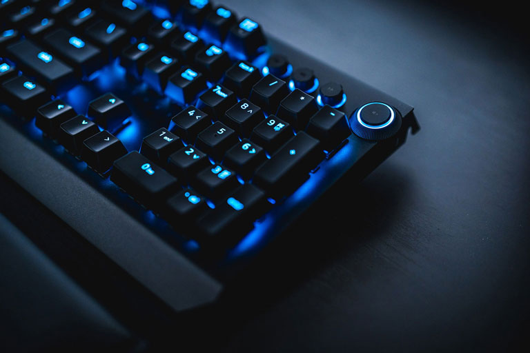Eine PC-Gaming-Tastatur mit blauen LEDs.