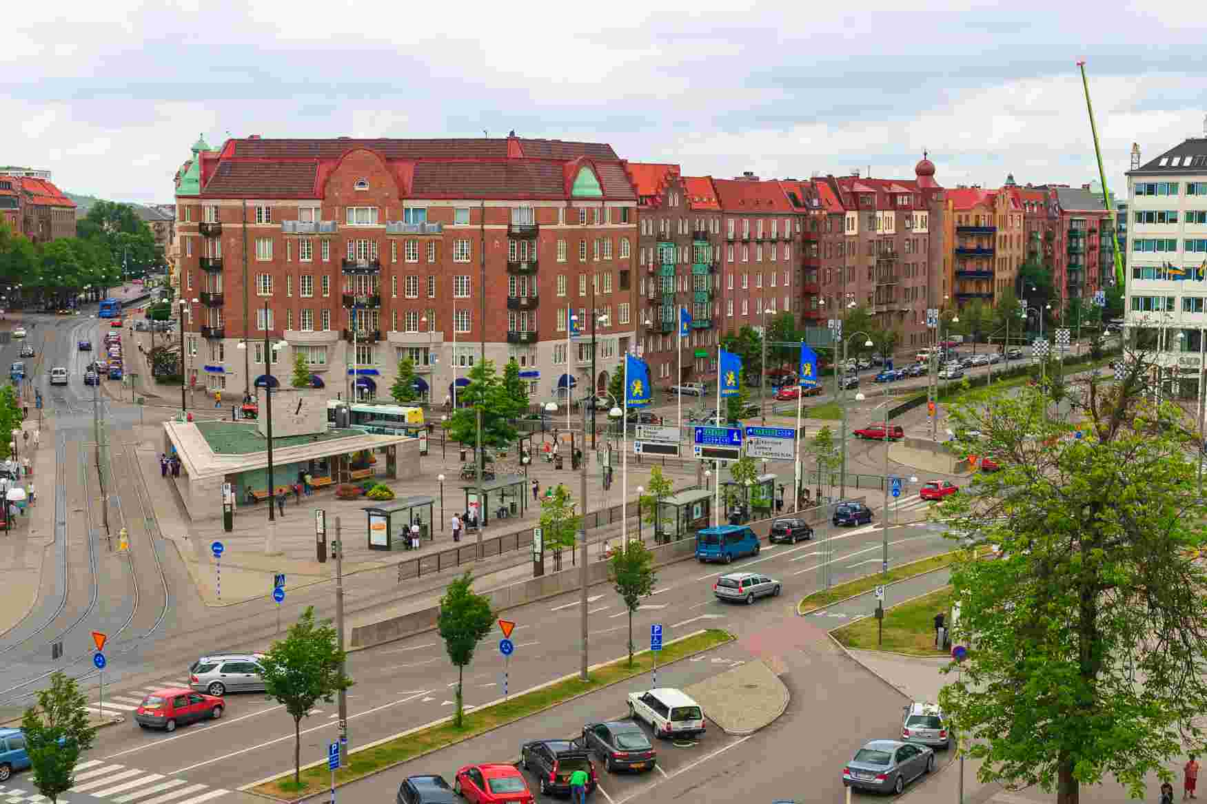 Stadtansicht von Göteborg mit Gebäuden, Straßen und Verkehr.
