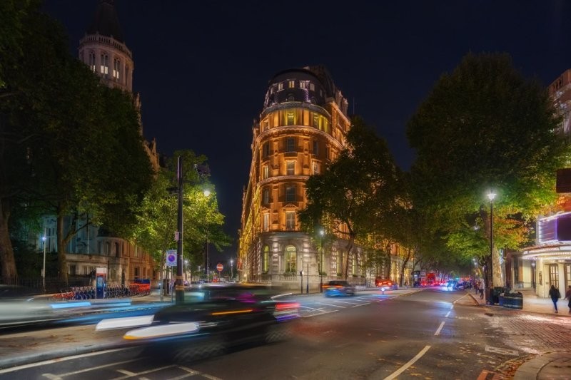 Autoverkehr in der Londoner Innenstadt bei Nacht.